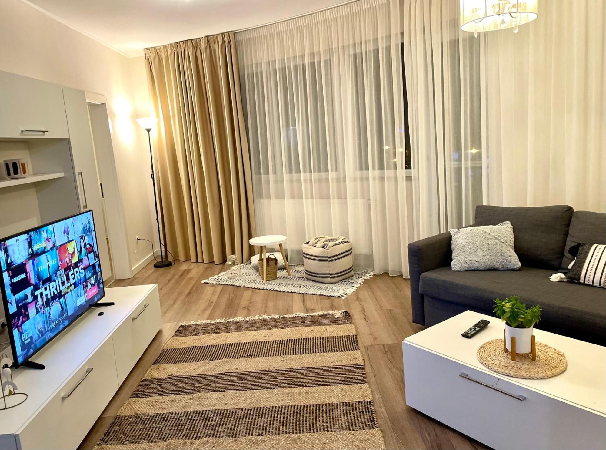 Moonlight Charming Shelter - 3Br 180º Balcony View Apartment Oradea Bagian luar foto