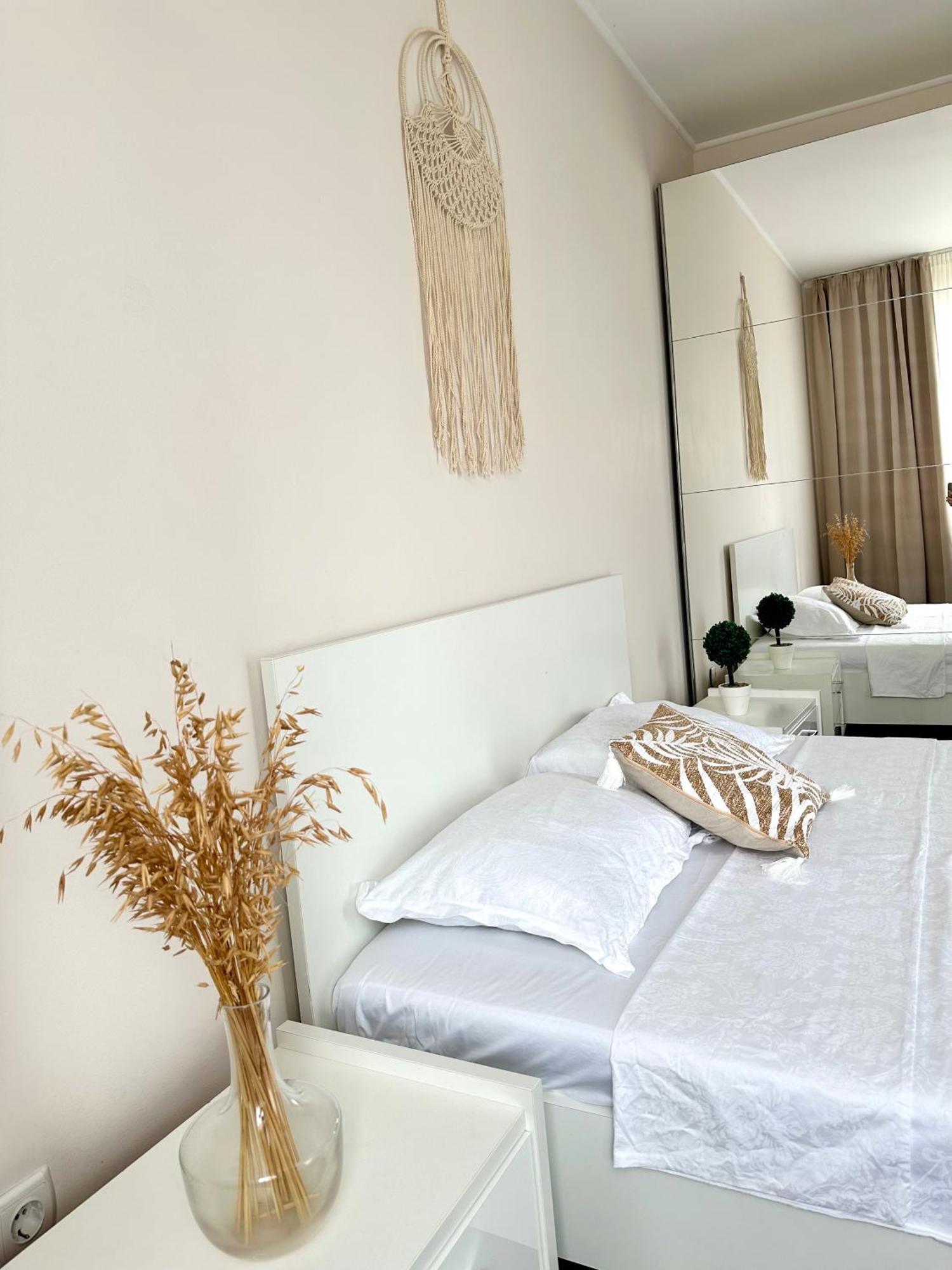 Moonlight Charming Shelter - 3Br 180º Balcony View Apartment Oradea Bagian luar foto